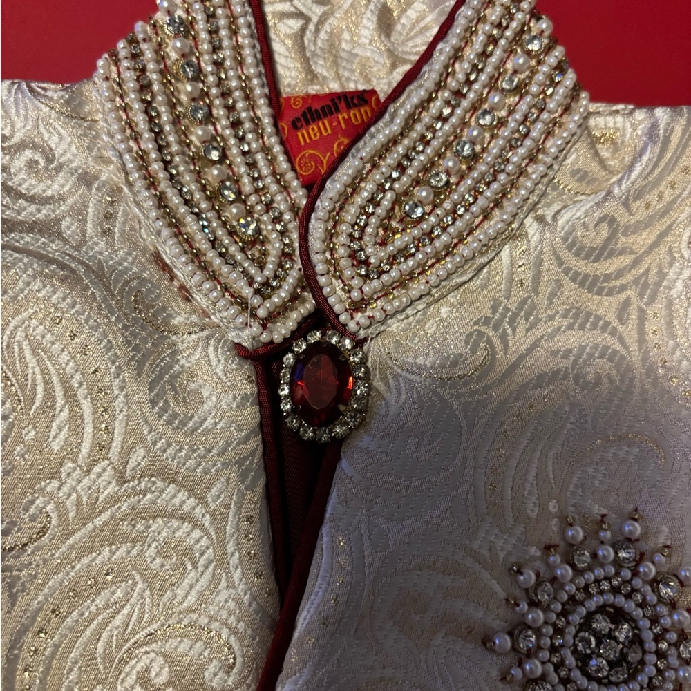 Traditional Indian bridal wear Elegant Pearl and Gemstone Size 0 / Used